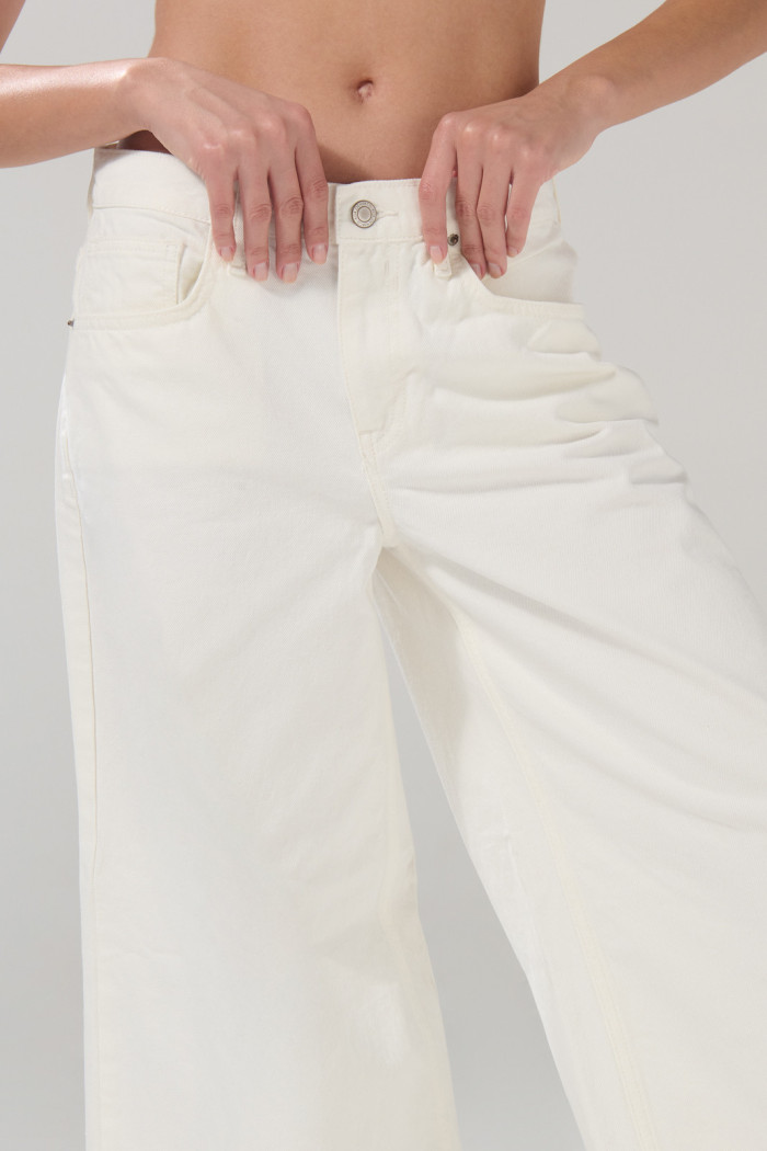 Jean tiro medio palazzo crema claro con bota ancha