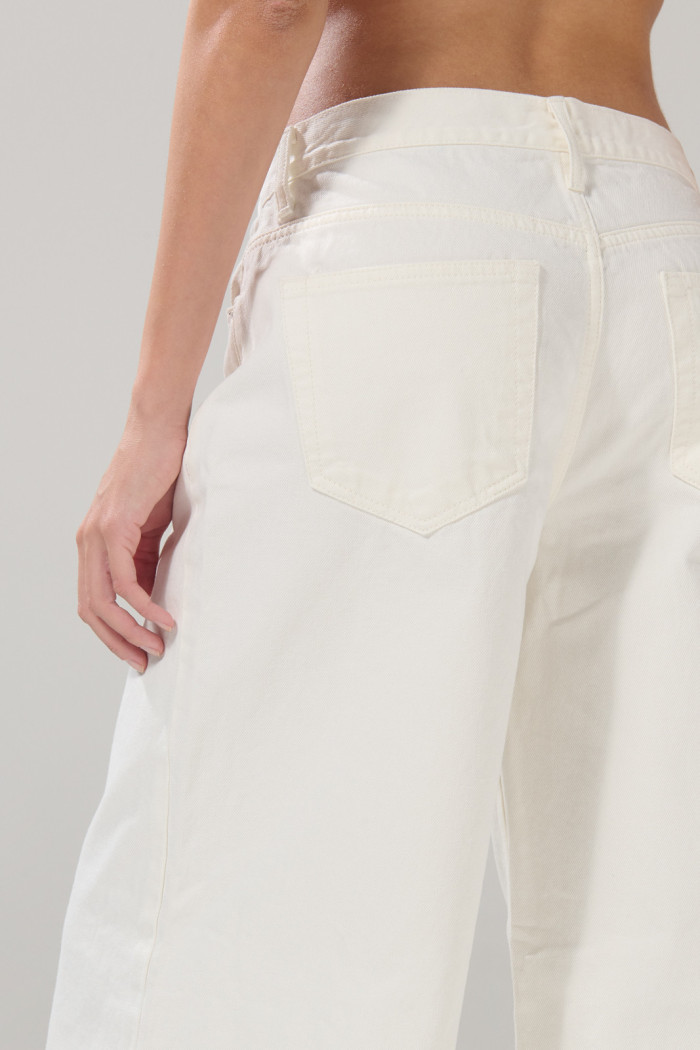 Jean tiro medio palazzo crema claro con bota ancha