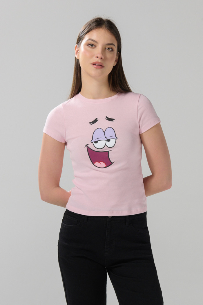 Camiseta acanalada rosada manga corta con arte de Patricio