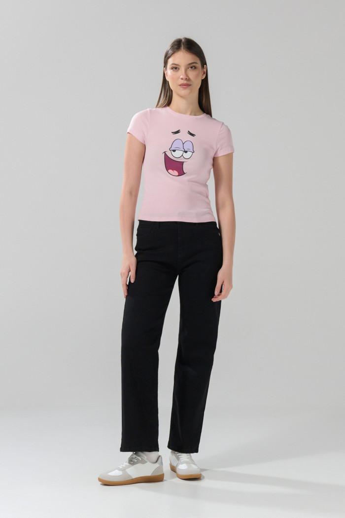 Camiseta acanalada rosada manga corta con arte de Patricio