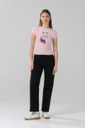 Camiseta acanalada rosada manga corta con arte de Patricio