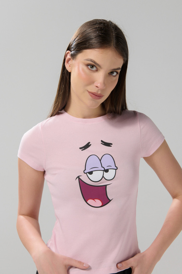 Camiseta acanalada rosada manga corta con arte de Patricio