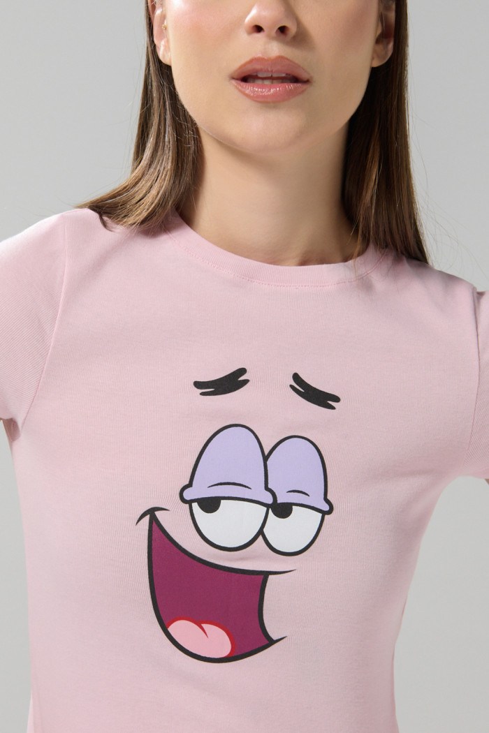 Camiseta acanalada rosada manga corta con arte de Patricio
