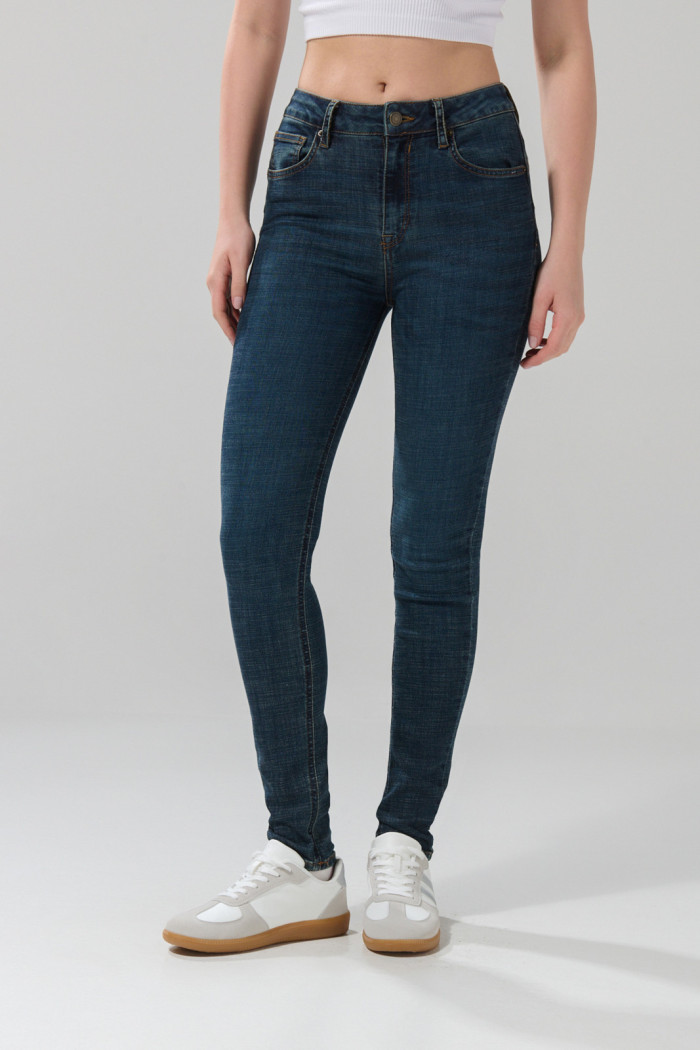 Jean azul oscuro push up tiro alto con pretina sencilla