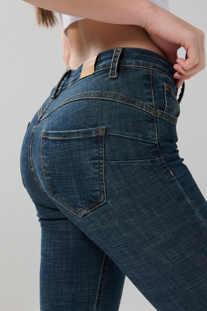 Jean azul oscuro push up tiro alto con pretina sencilla
