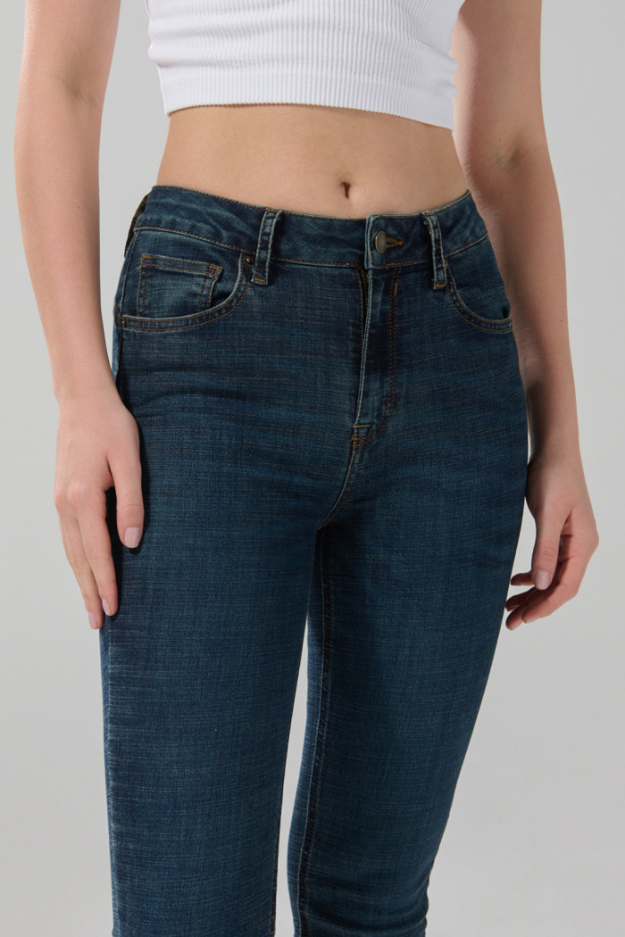 Jean azul oscuro push up tiro alto con pretina sencilla