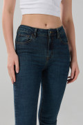 Jean azul oscuro push up tiro alto con pretina sencilla