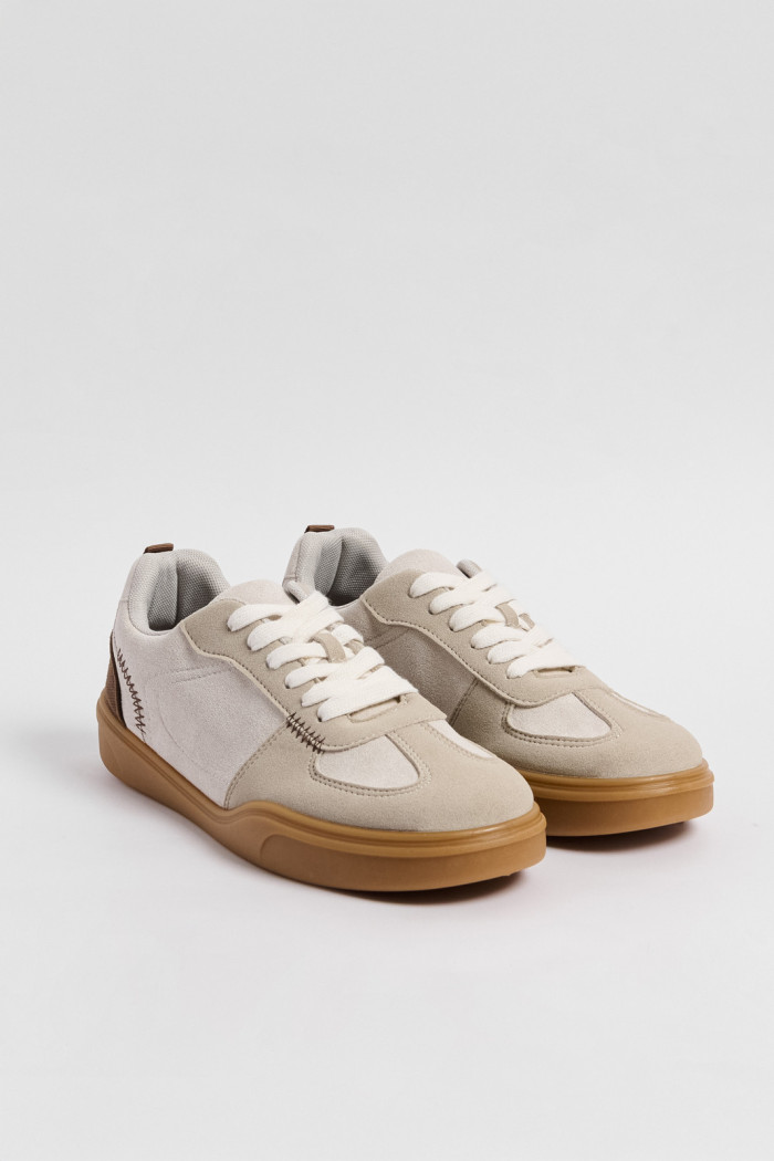 Tenis casuales kakis claros con costuras decorativas