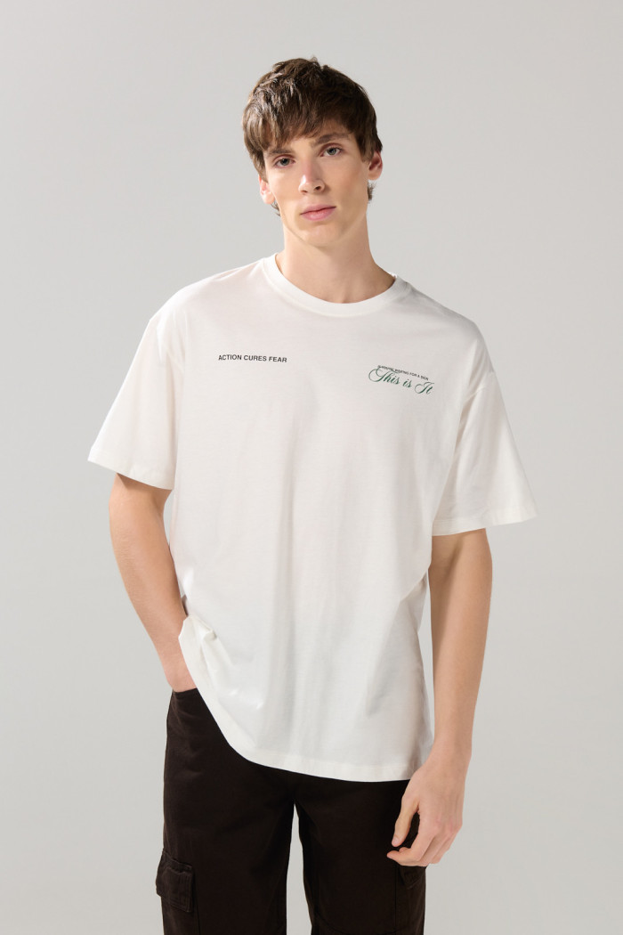 Camiseta unicolor oversize manga corta con textos localizados