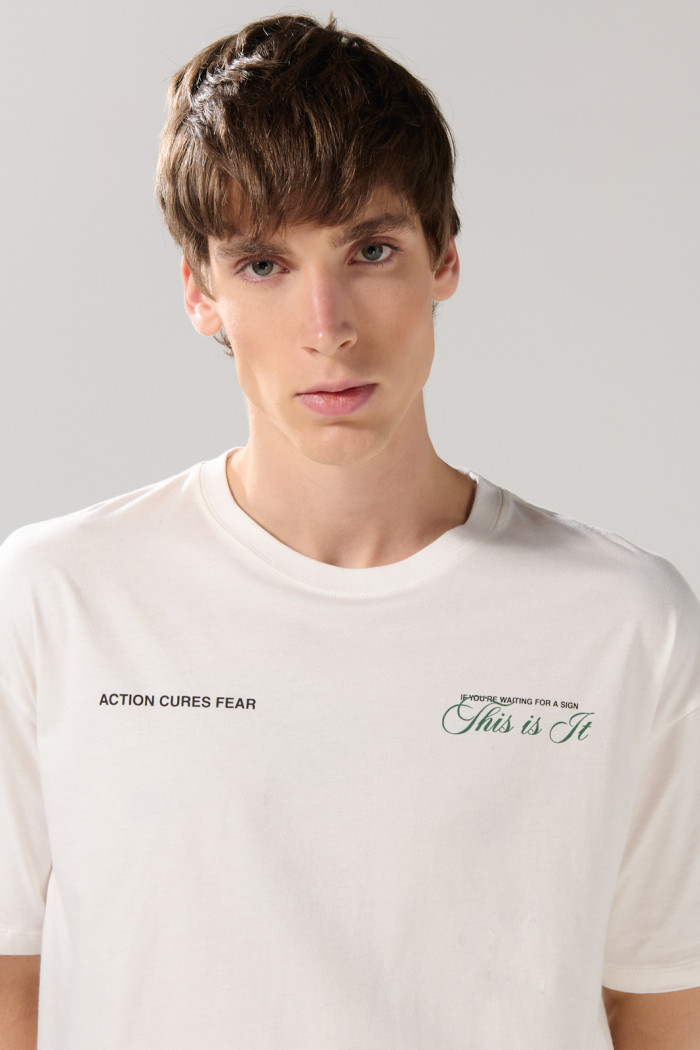 Camiseta unicolor oversize manga corta con textos localizados