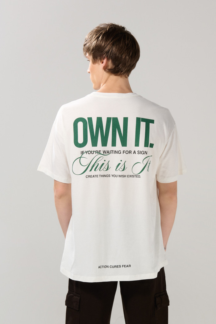 Camiseta unicolor oversize manga corta con textos localizados