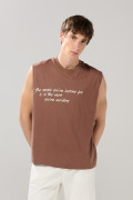 Camiseta manga sisa café medio oversize con textos blancos