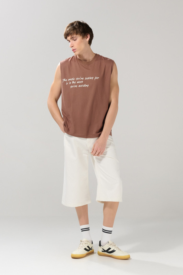 Camiseta manga sisa café medio oversize con textos blancos