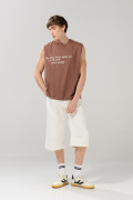 Camiseta manga sisa café medio oversize con textos blancos