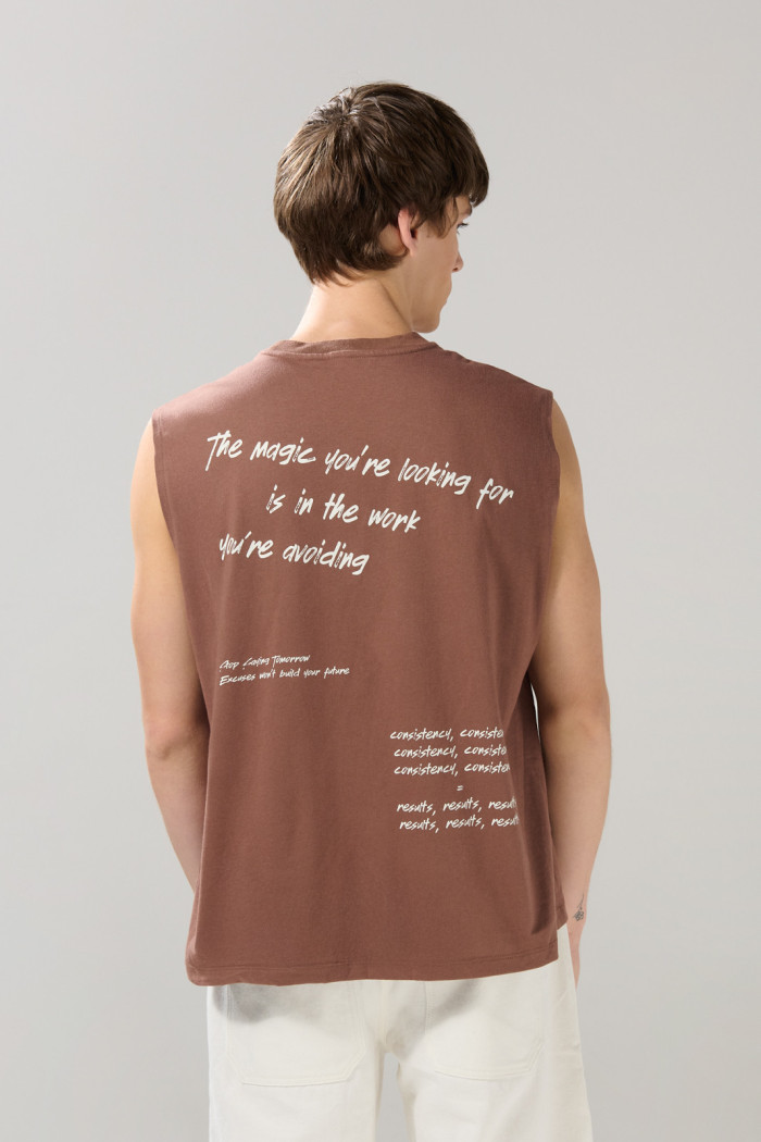 Camiseta manga sisa café medio oversize con textos blancos