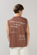 Camiseta manga sisa café medio oversize con textos blancos