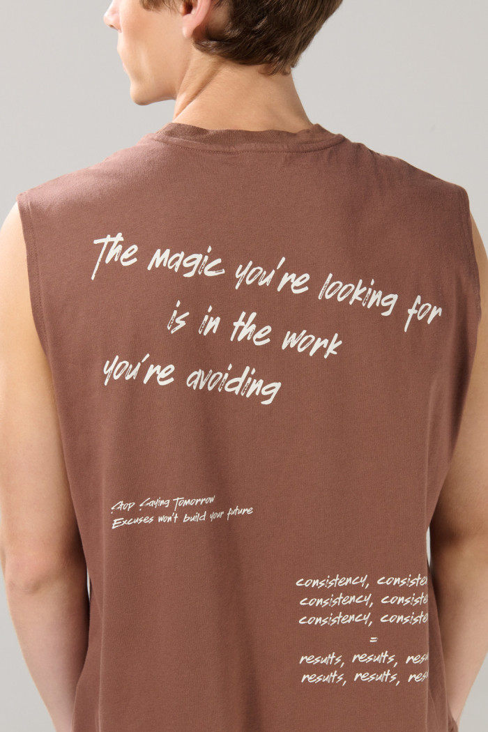 Camiseta manga sisa café medio oversize con textos blancos