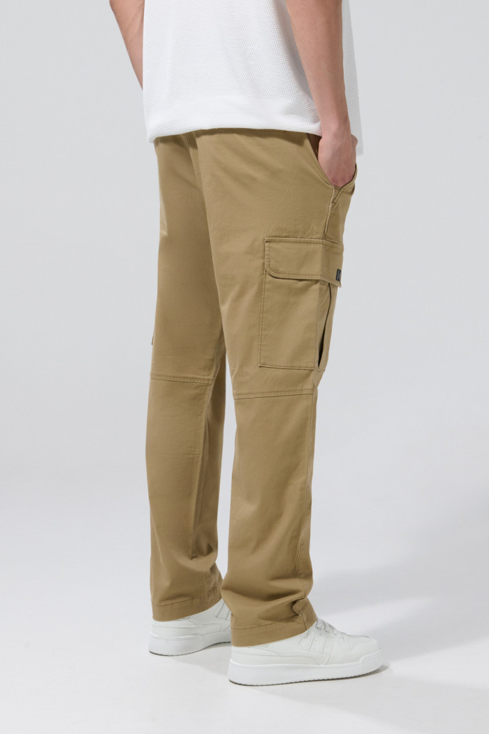 Pantalón en dril cargo unicolor con cintura ajustable