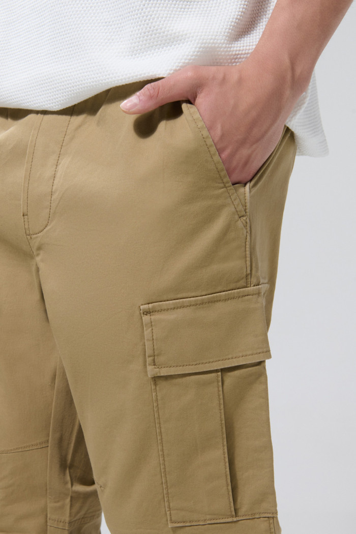 Pantalón en dril cargo unicolor con cintura ajustable