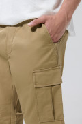 Pantalón en dril cargo unicolor con cintura ajustable