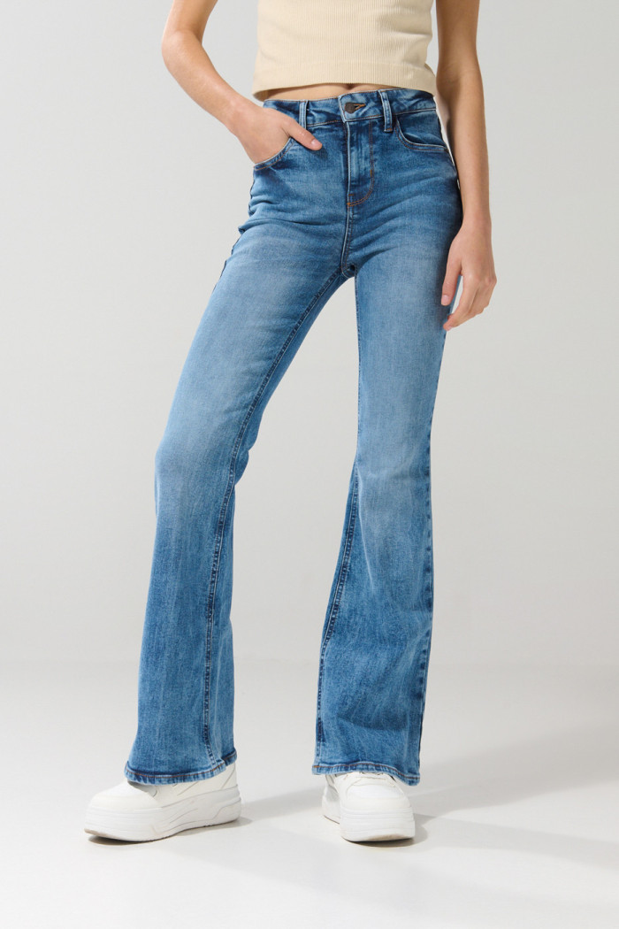 Jean azul medio flare con tiro alto y bota ancha