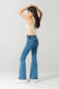 Jean azul medio flare con tiro alto y bota ancha