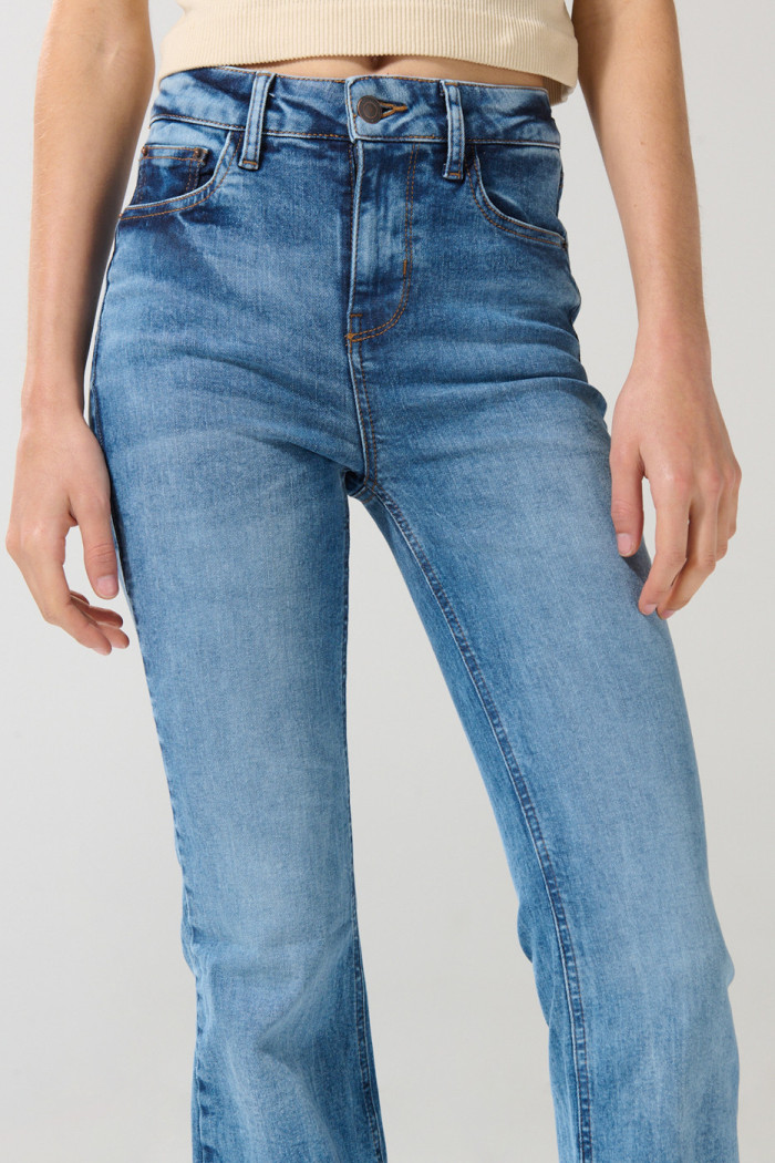 Jean azul medio flare con tiro alto y bota ancha