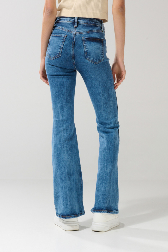 Jean azul medio flare con tiro alto y bota ancha