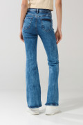 Jean azul medio flare con tiro alto y bota ancha