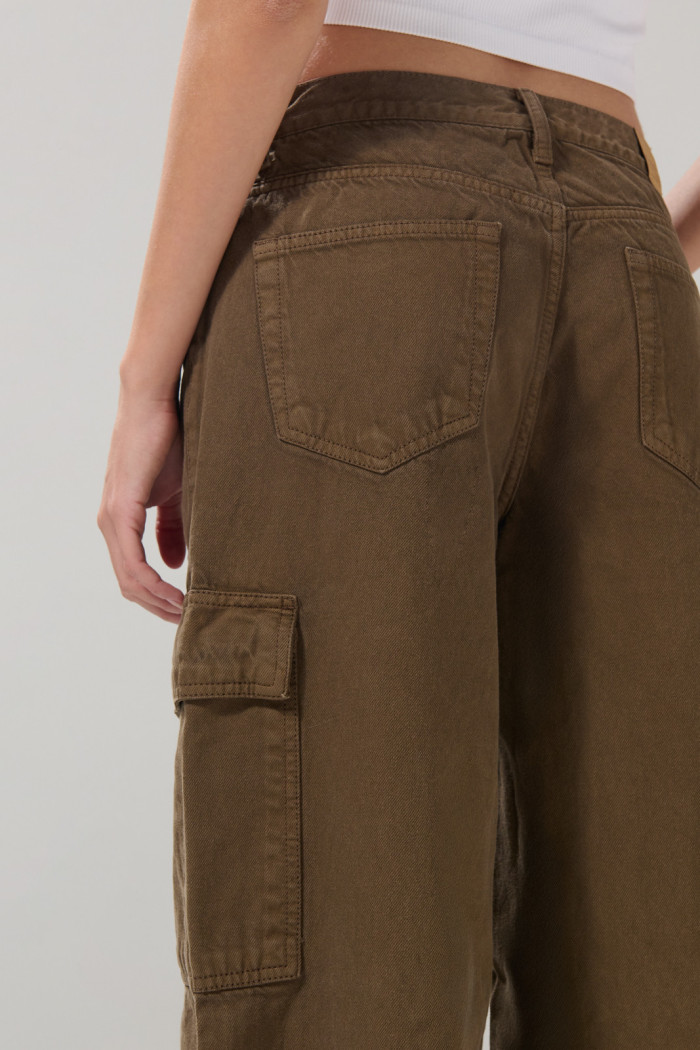 Jean kaki palazzo cargo con bota ancha y tiro medio