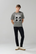 Camiseta manga corta gris intensa con arte de The Beatles
