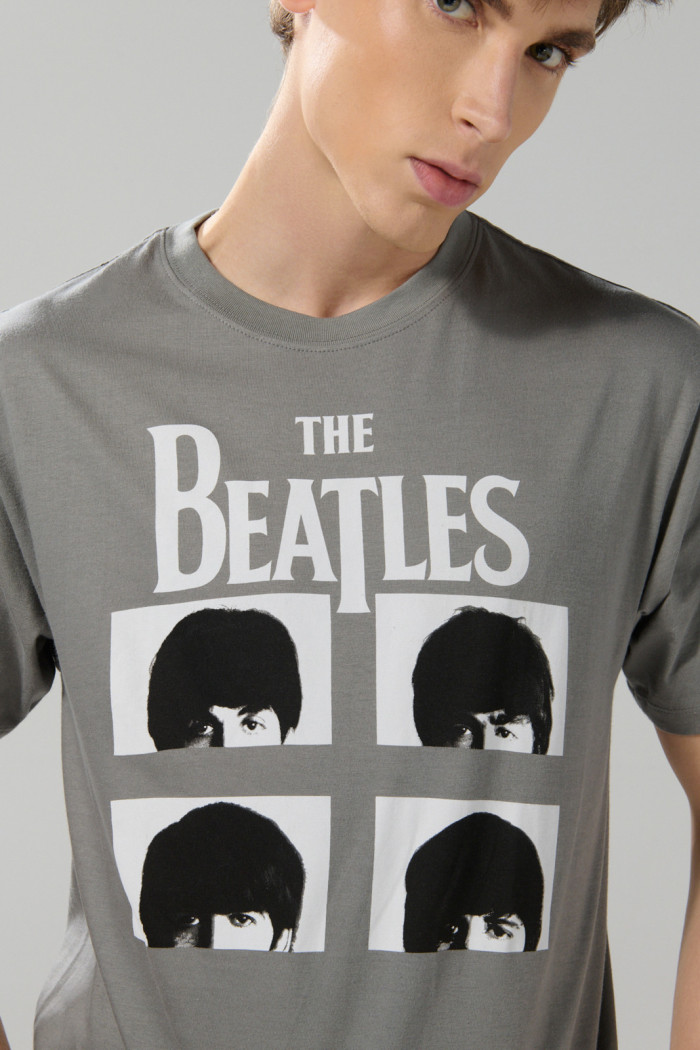 Camiseta manga corta gris intensa con arte de The Beatles