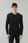 Suéter cuello redondo gris oscuro con texturas de canal
