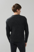 Suéter cuello redondo gris oscuro con texturas de canal
