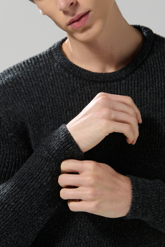 Suéter cuello redondo gris oscuro con texturas de canal