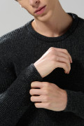 Suéter cuello redondo gris oscuro con texturas de canal