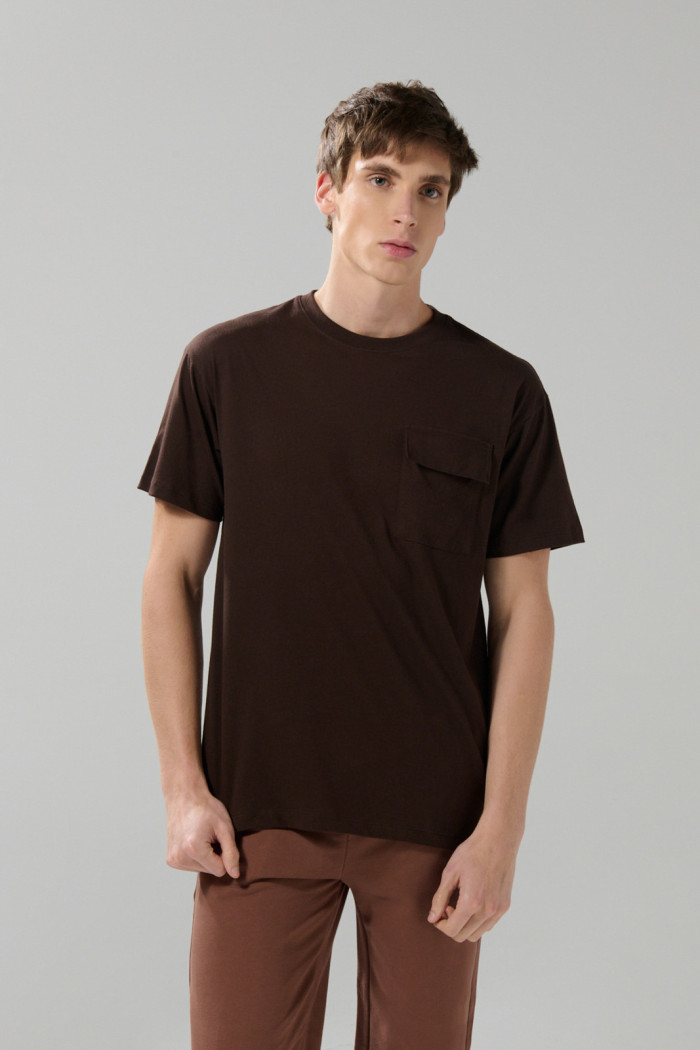 Camiseta unicolor con bolsillo en frente y manga corta