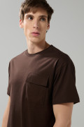 Camiseta unicolor con bolsillo en frente y manga corta