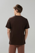 Camiseta unicolor con bolsillo en frente y manga corta