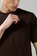 Camiseta unicolor con bolsillo en frente y manga corta
