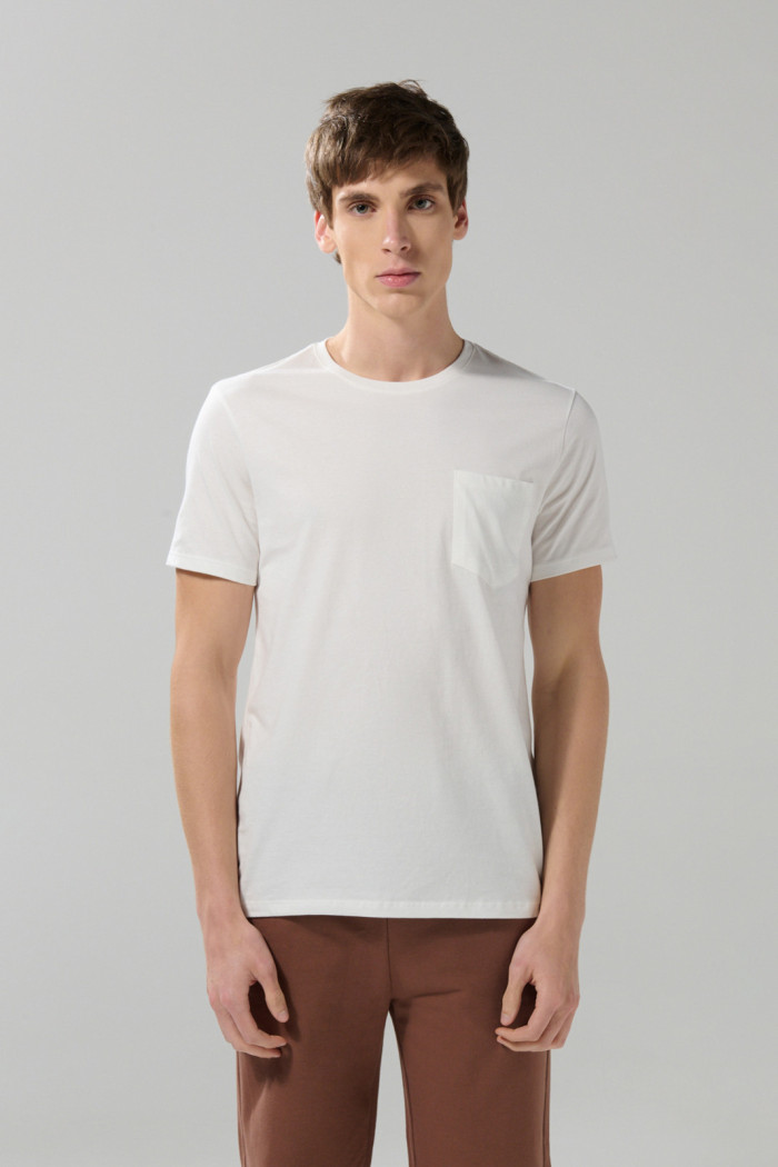 Camiseta unicolor cuello redondo con bolsillo en frente