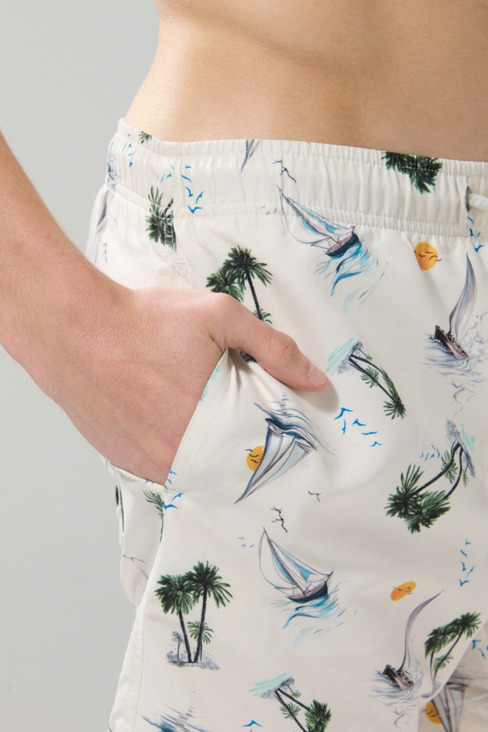 Bermuda playera crema tiro bajo con estampados continuos