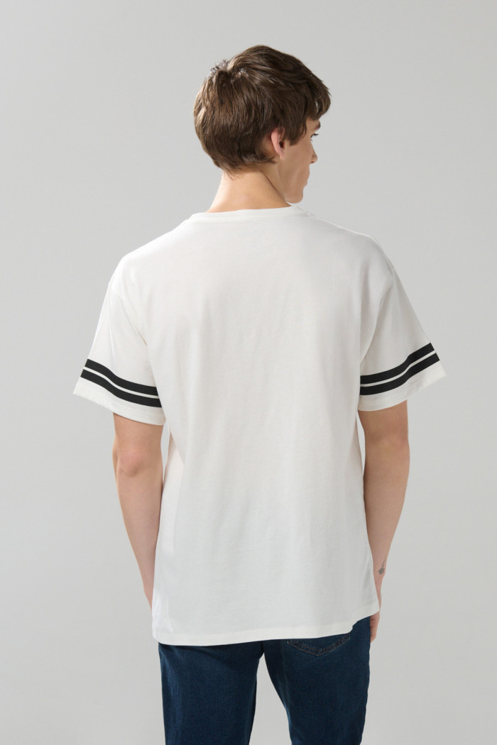 Camiseta crema cuello redondo oversize con arte de Mickey