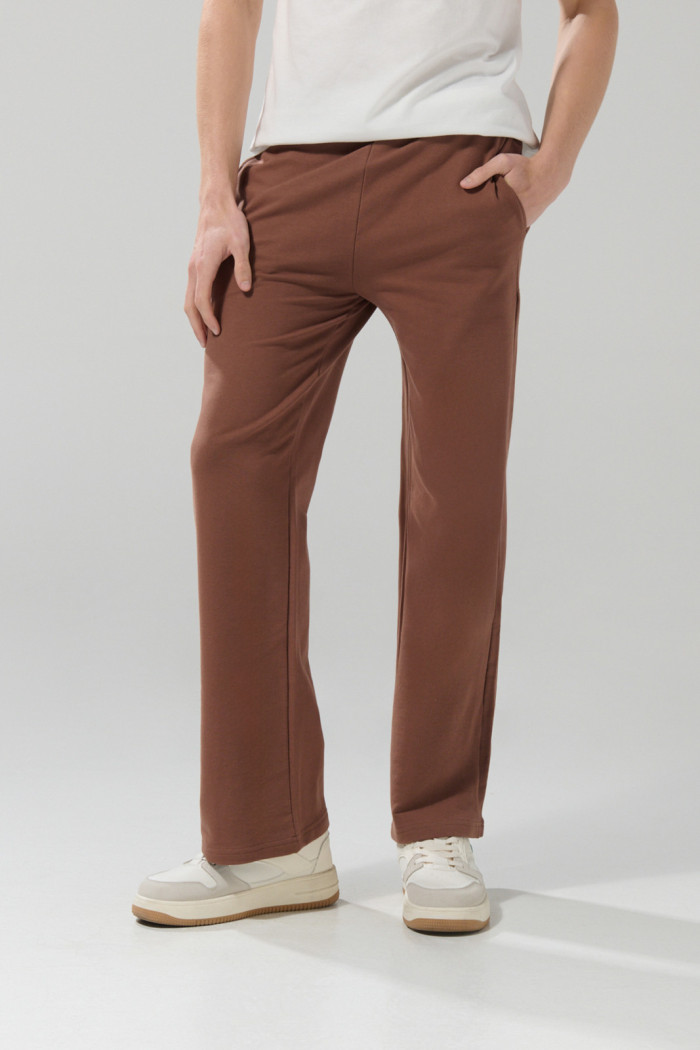 Pantalón jogger unicolor con cintura elástica y bolsillos