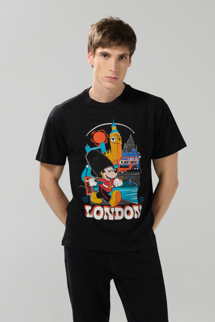 Camiseta cuello redondo negra con arte de Mickey