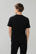 Camiseta cuello redondo negra con arte de Mickey