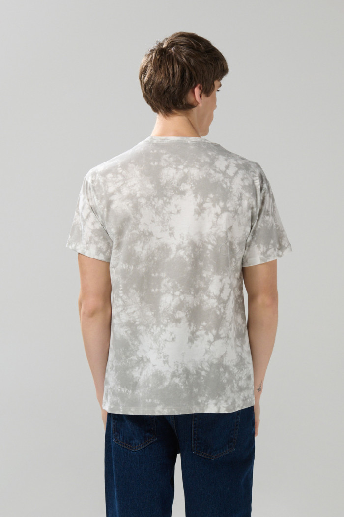 Camiseta crema tie dye manga corta con arte de Mickey