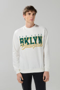 Buzo crema claro college con cuello redondo