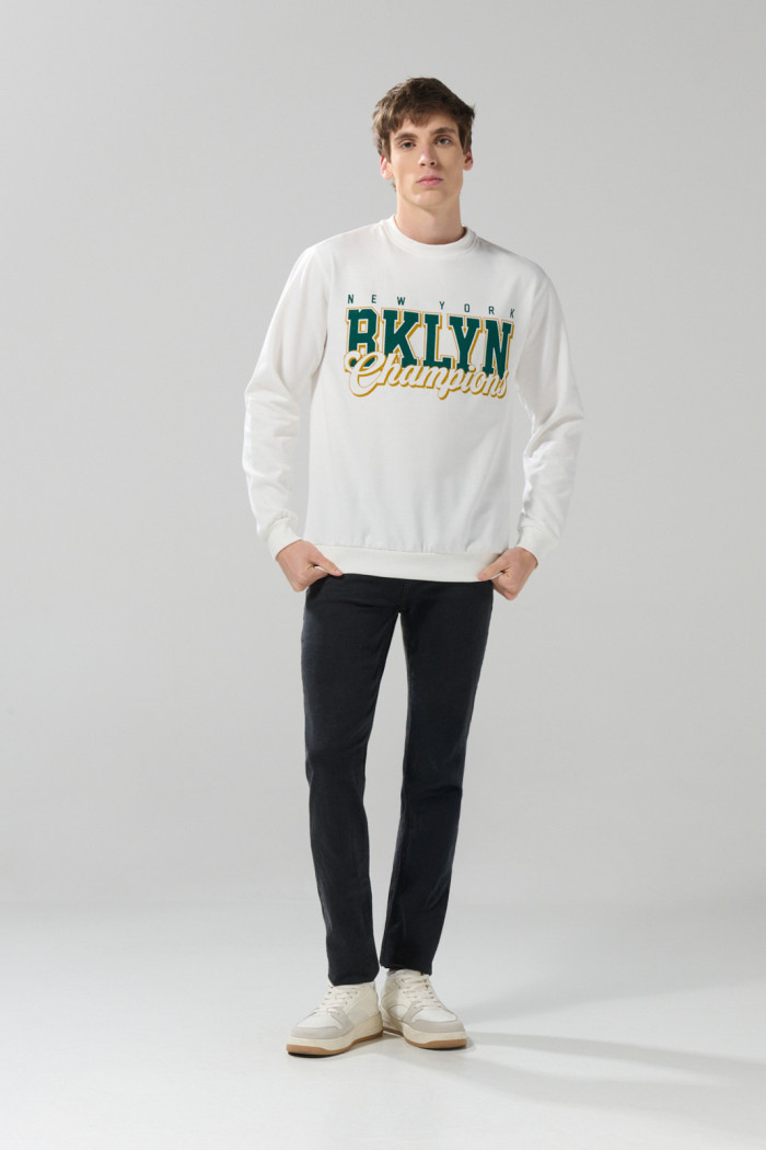 Buzo crema claro college con cuello redondo