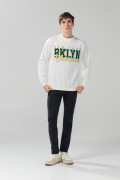 Buzo crema claro college con cuello redondo